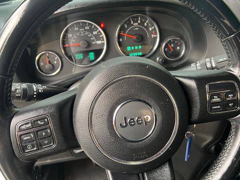 Used 2013 Jeep Wrangler Unlimited Sahara w/ Connectivity Group AWD/4WD image 9