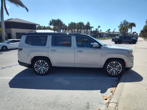 Used 2022 Jeep Grand Wagoneer Series III image 9