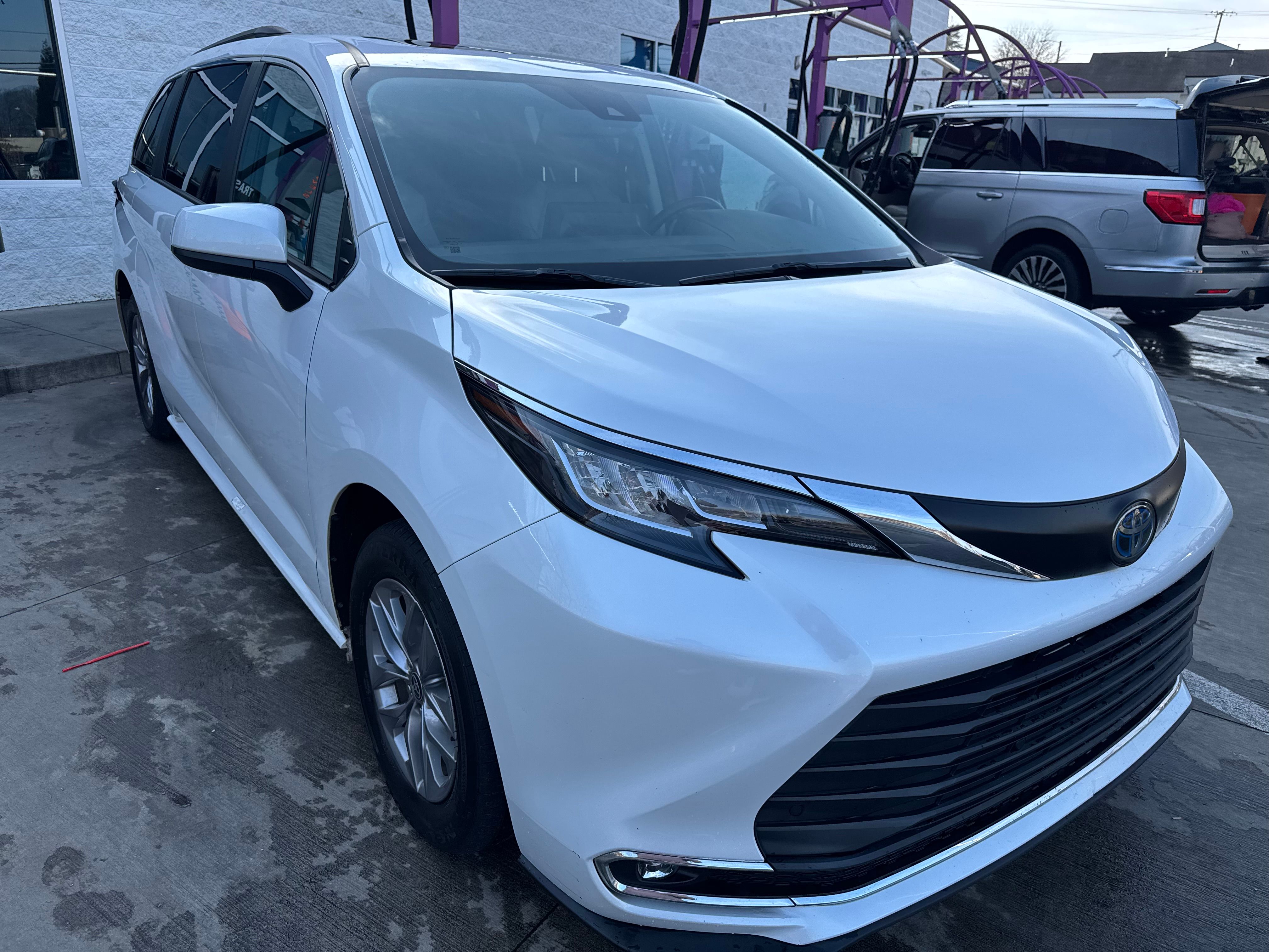 Used 2023 Toyota Sienna XLE FWD image 5