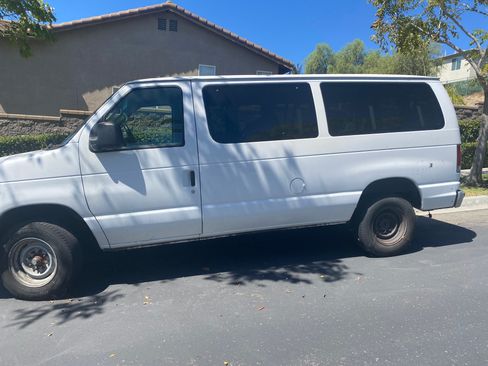 Used 2013 Ford E-350 and Econoline 350 XLT RWD image 2