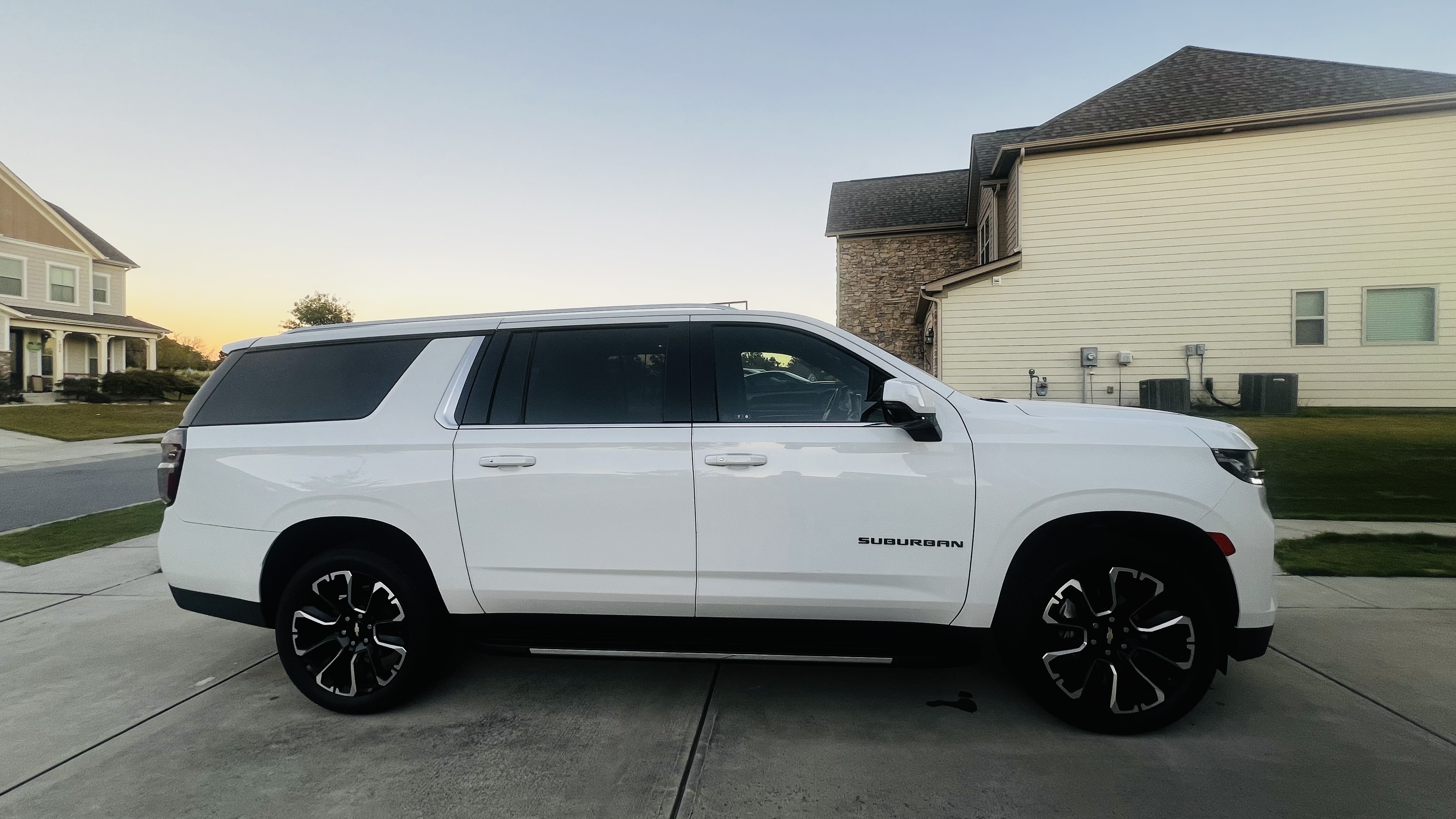Used 2023 Chevrolet Suburban LT w/ Luxury Package AWD/4WD image 5