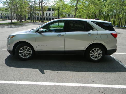 Used 2019 Chevrolet Equinox LT FWD image 2