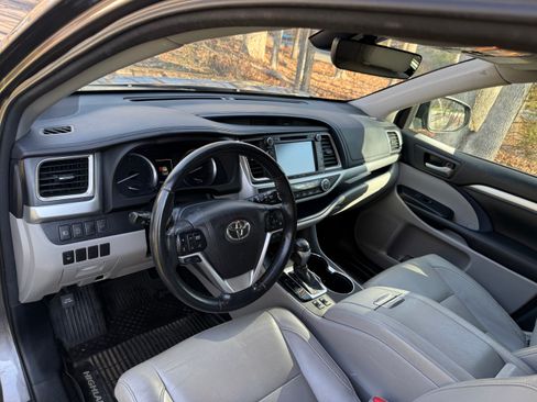 Used 2017 Toyota Highlander XLE image 10