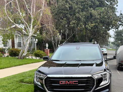 Used 2024 GMC Terrain SLE w/ Driver Convenience Package image 1