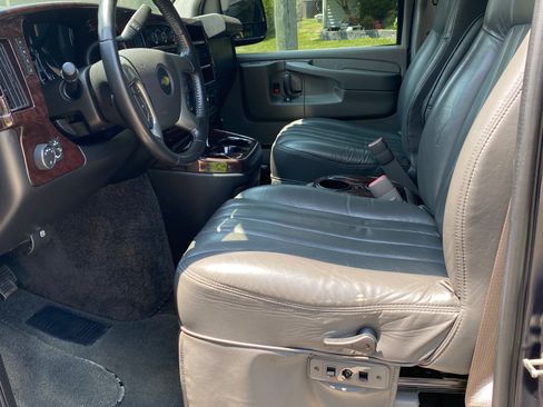 Used 2014 Chevrolet Express 2500 Extended RWD image 11