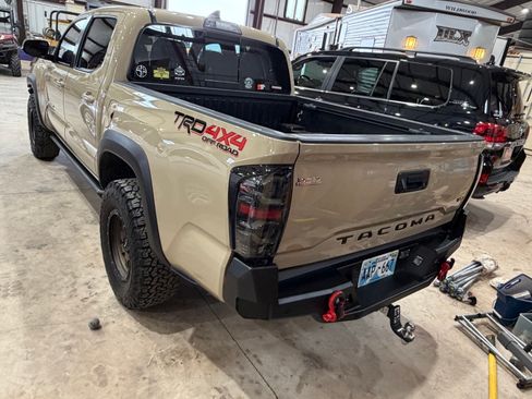 Used 2017 Toyota Tacoma TRD Off-Road image 9