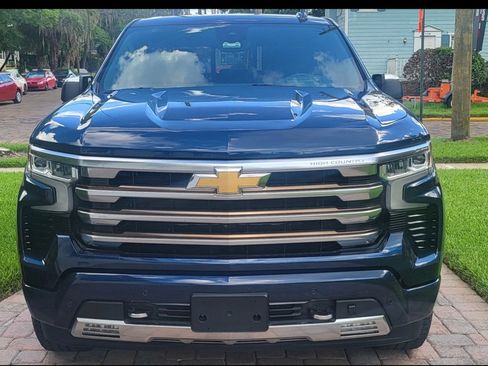 Used 2022 Chevrolet Silverado 1500 High Country w/ Technology Package image 2