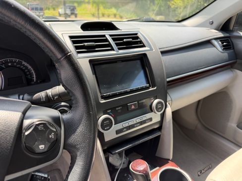 Used 2014 Toyota Camry XLE w/ Leather Package FWD image 11