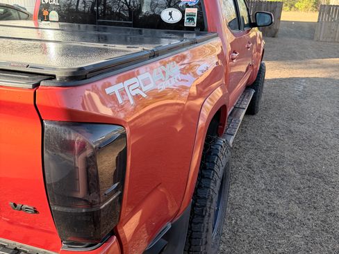 Used 2017 Toyota Tacoma TRD Sport w/ Premium & Technology Package image 8