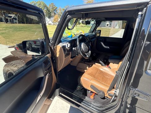 Used 2011 Jeep Wrangler Unlimited Rubicon w/ Call of Duty Group image 15