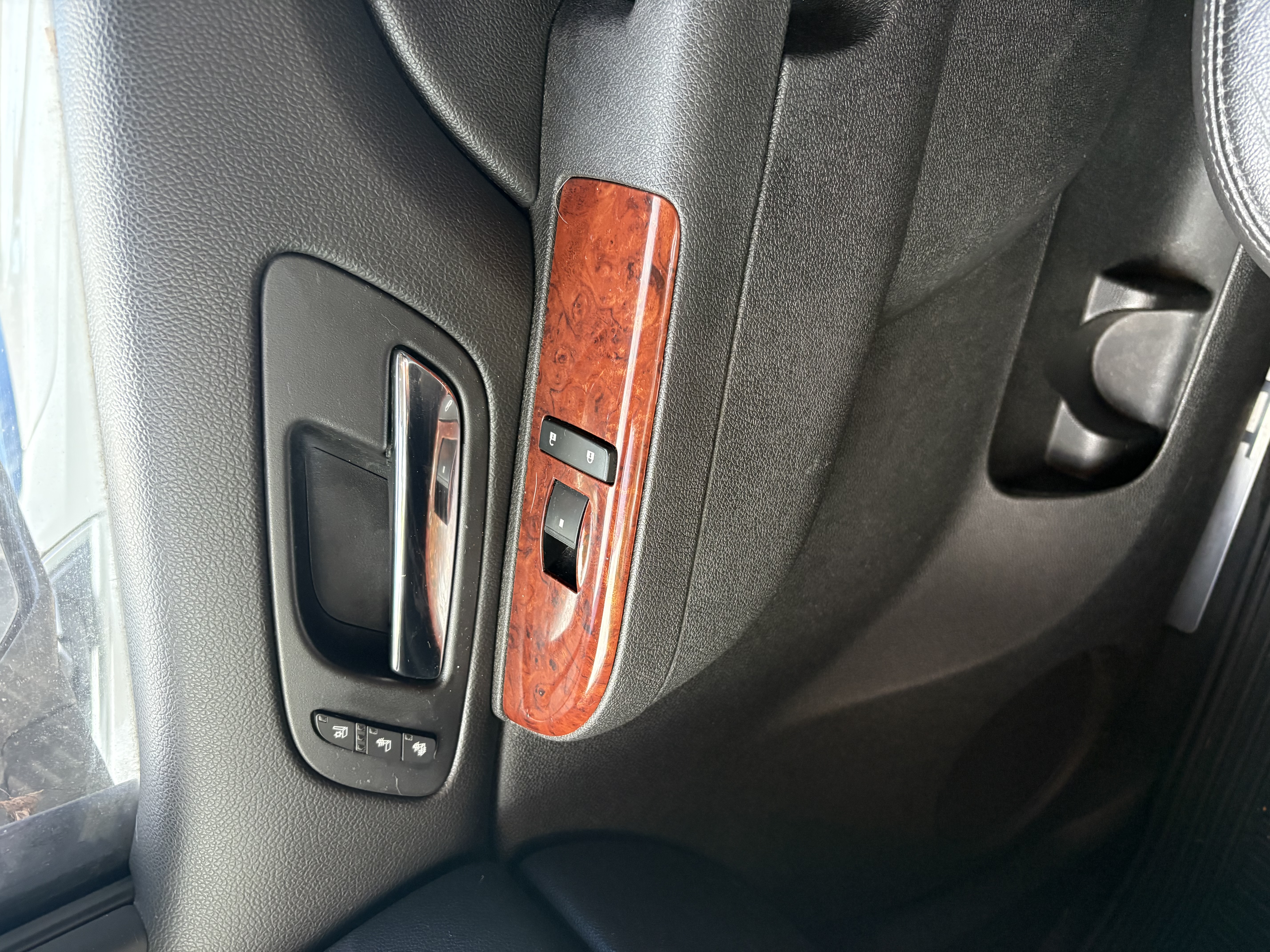 Used 2012 Chevrolet Avalanche LTZ AWD/4WD image 8