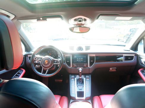 Used 2018 Porsche Macan Sport Edition image 9