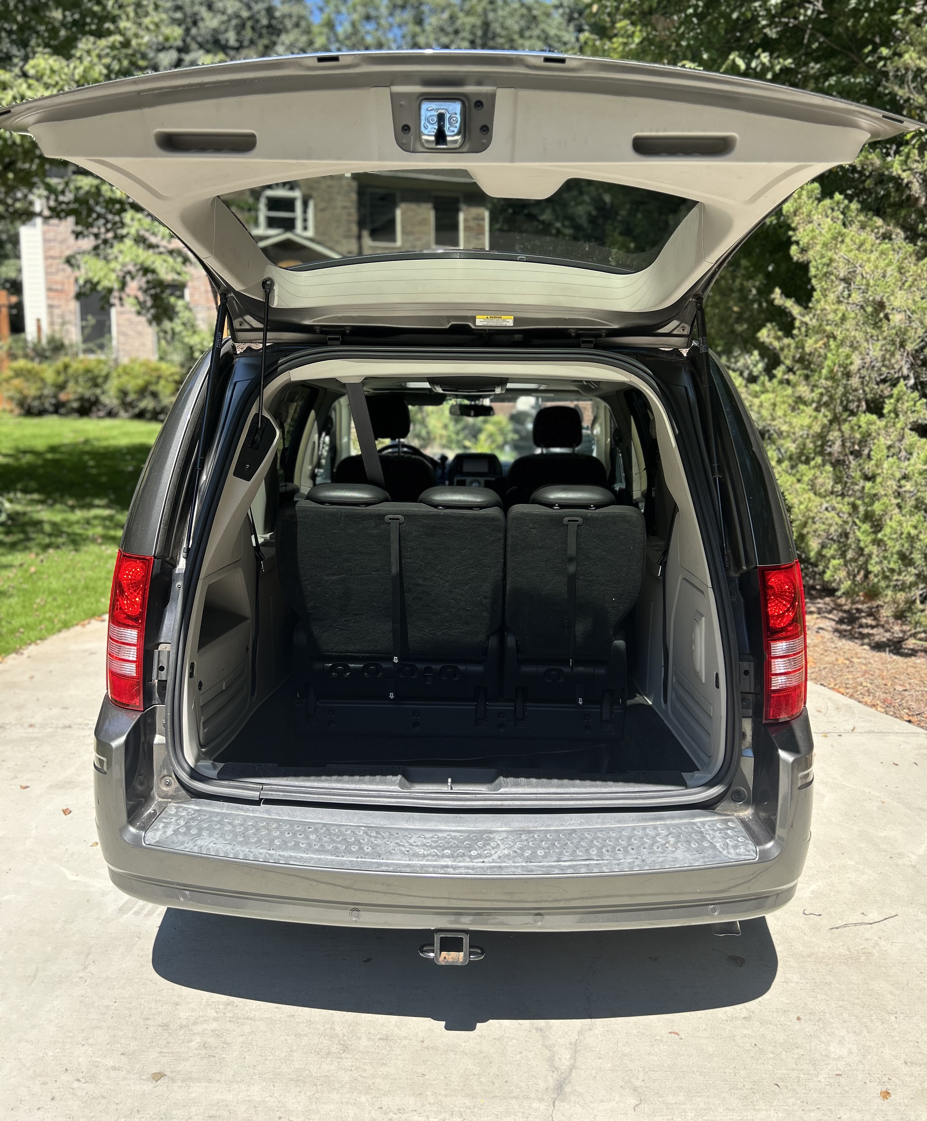 Used 2010 Chrysler Town & Country Touring Plus w/ Safetytec Group FWD image 18