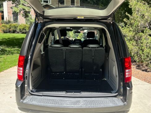 Used 2010 Chrysler Town & Country Touring Plus w/ Safetytec Group FWD image 18