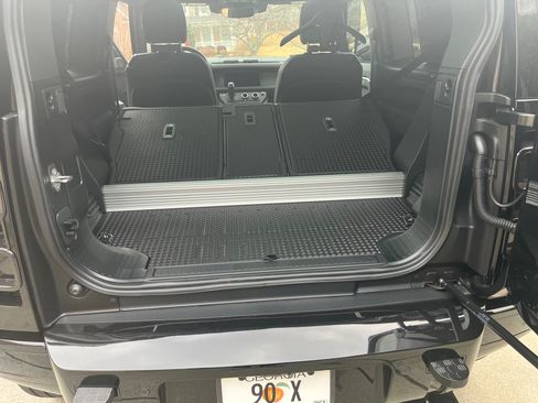 Used 2024 Land Rover Defender 90 X-Dynamic SE image 14