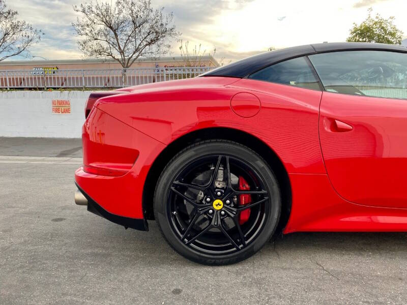 Used 2015 Ferrari California T RWD image 6
