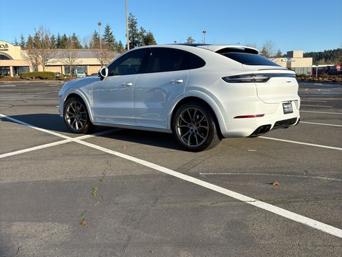 Used 2023 Porsche Cayenne Platinum Edition image 5