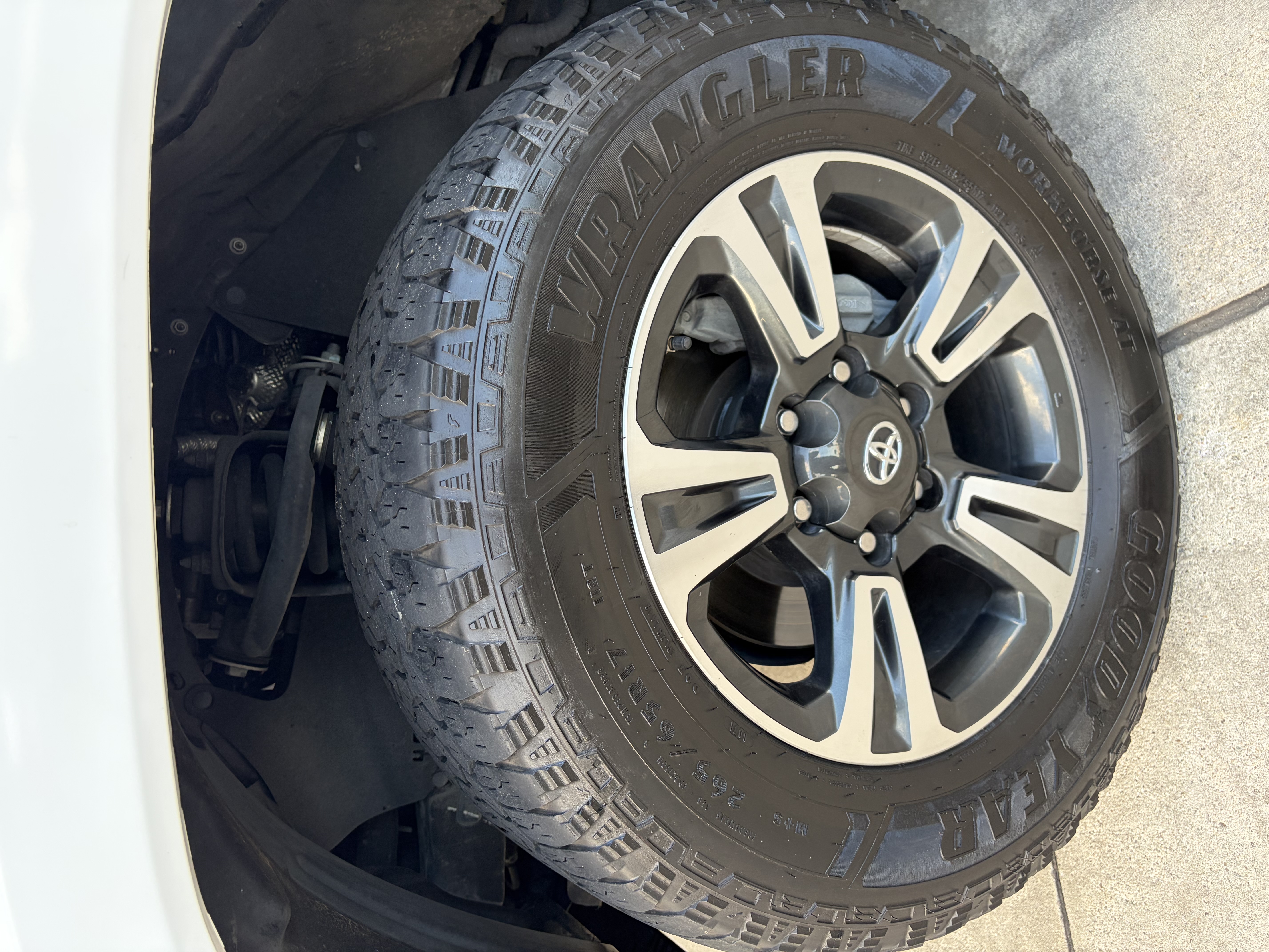 Used 2018 Toyota Tacoma TRD Sport w/ Technology Package AWD/4WD image 4