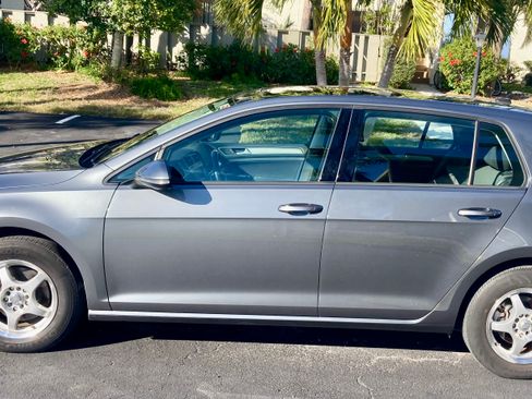 Used 2016 Volkswagen Golf S image 1