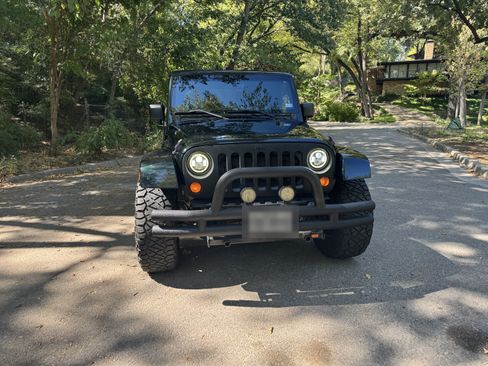 Used 2012 Jeep Wrangler Unlimited Sahara w/ Connectivity Group AWD/4WD image 2