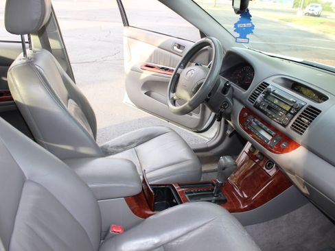 Used 2005 Toyota Camry XLE FWD image 15