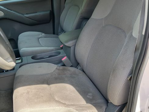 Used 2010 Nissan Frontier SE image 9