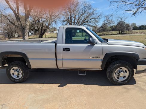 Used 2005 Chevrolet Silverado 2500 W/T w/ Heavy-Duty Power Package image 2