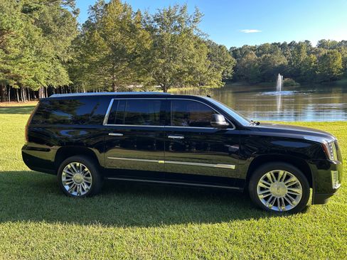 Used 2019 Cadillac Escalade ESV Platinum image 2