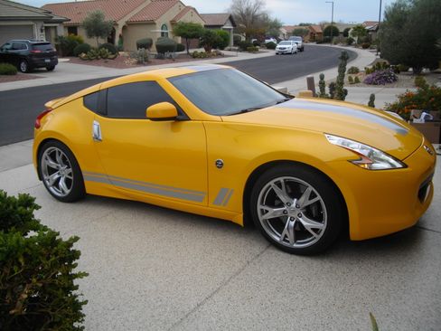 Used 2009 Nissan 370Z Touring w/ Sport Pkg image 2