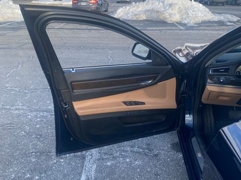 Used 2012 BMW 750Li xDrive image 17