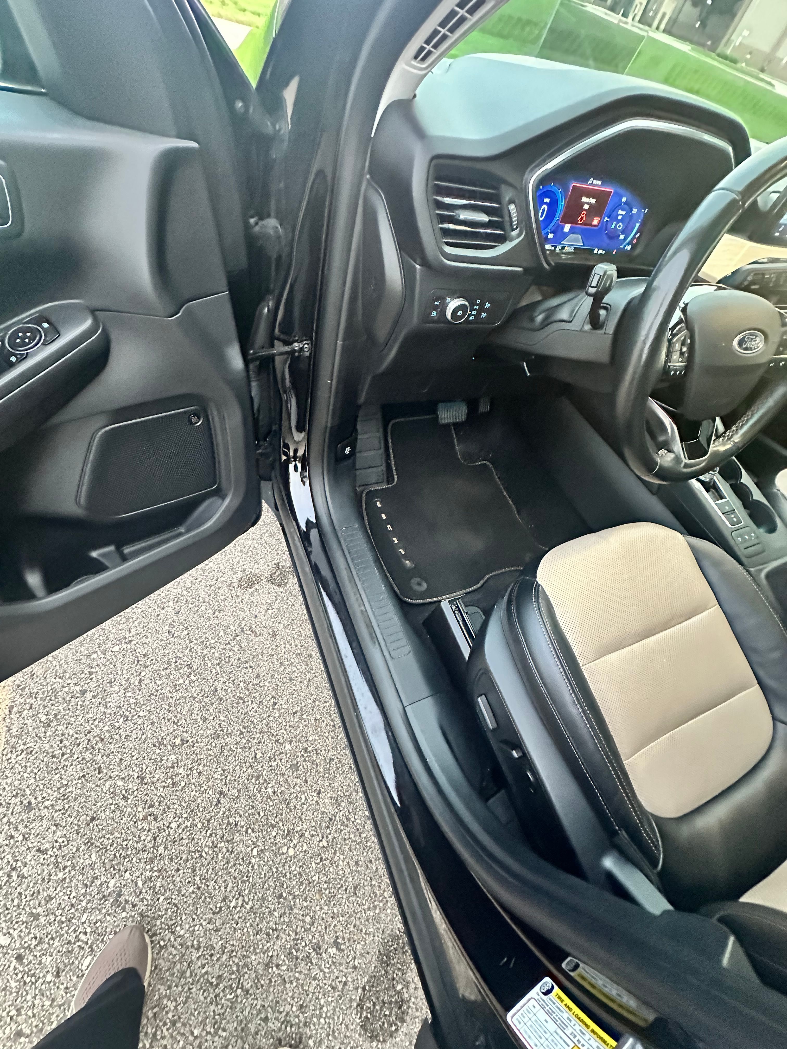 Used 2021 Ford Escape Titanium w/ Titanium Elite Package AWD/4WD image 19