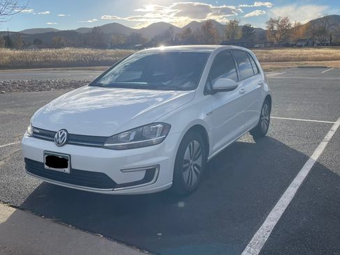 Used 2017 Volkswagen e-Golf SE image 2