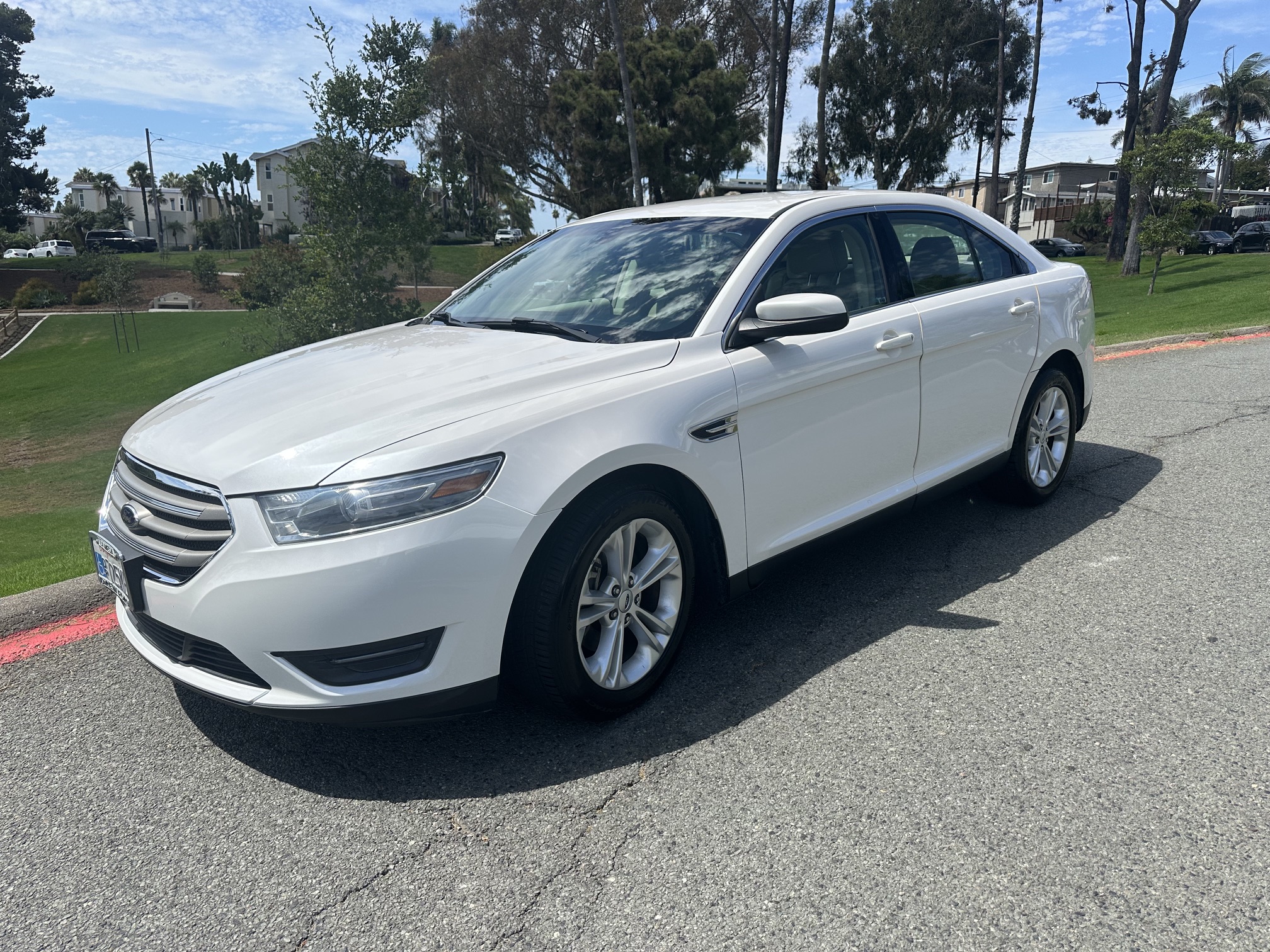 Used 2014 Ford Taurus SEL w/ Equipment Group 201A FWD image 4