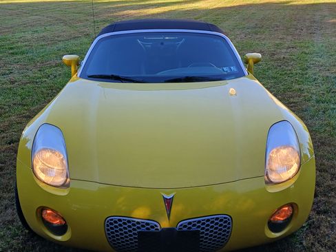 Used 2007 Pontiac Solstice Convertible w/ Premium Package image 1