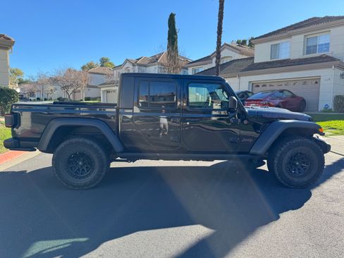 Used 2024 Jeep Gladiator Rubicon w/ Technology Group image 15