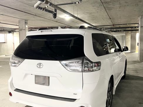 Used 2018 Toyota Sienna SE w/ SE Preferred Package image 17