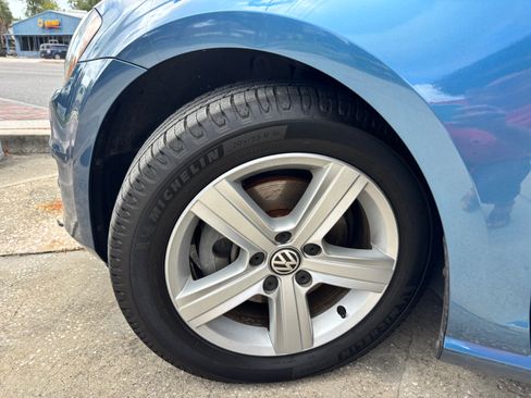 Used 2017 Volkswagen Golf Wolfsburg Edition image 9