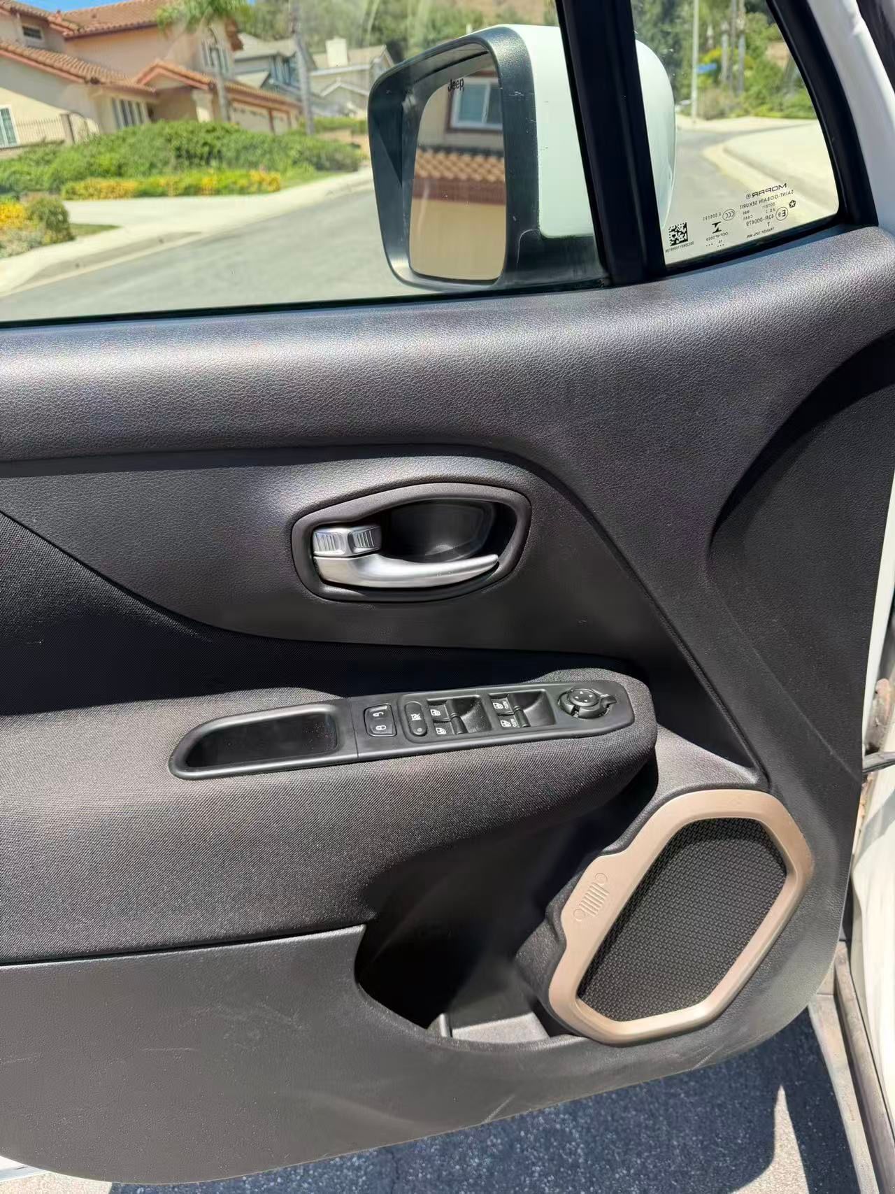 Used 2017 Jeep Renegade Latitude FWD image 8