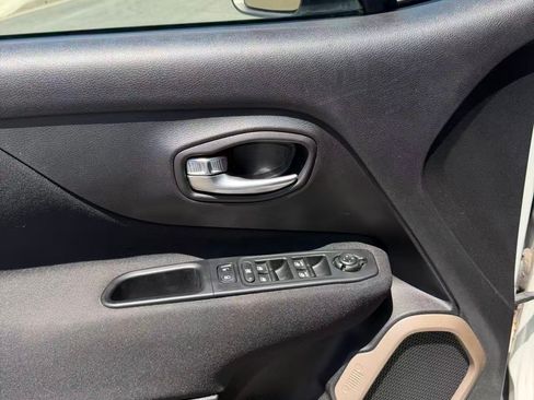 Used 2017 Jeep Renegade Latitude FWD image 8
