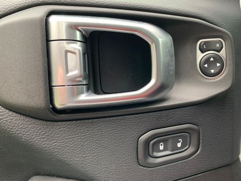 Used 2019 Jeep Wrangler Unlimited Sahara image 25