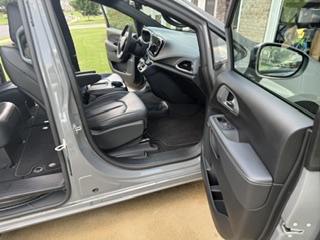 Used 2023 Chrysler Pacifica Touring-L w/ S Appearance Package FWD image 9