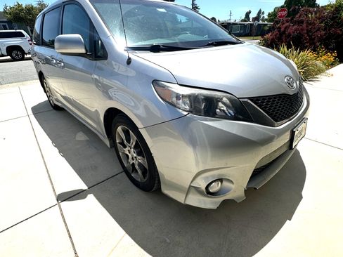Used 2013 Toyota Sienna SE FWD image 2