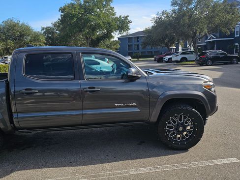 Used 2019 Toyota Tacoma TRD Sport image 4