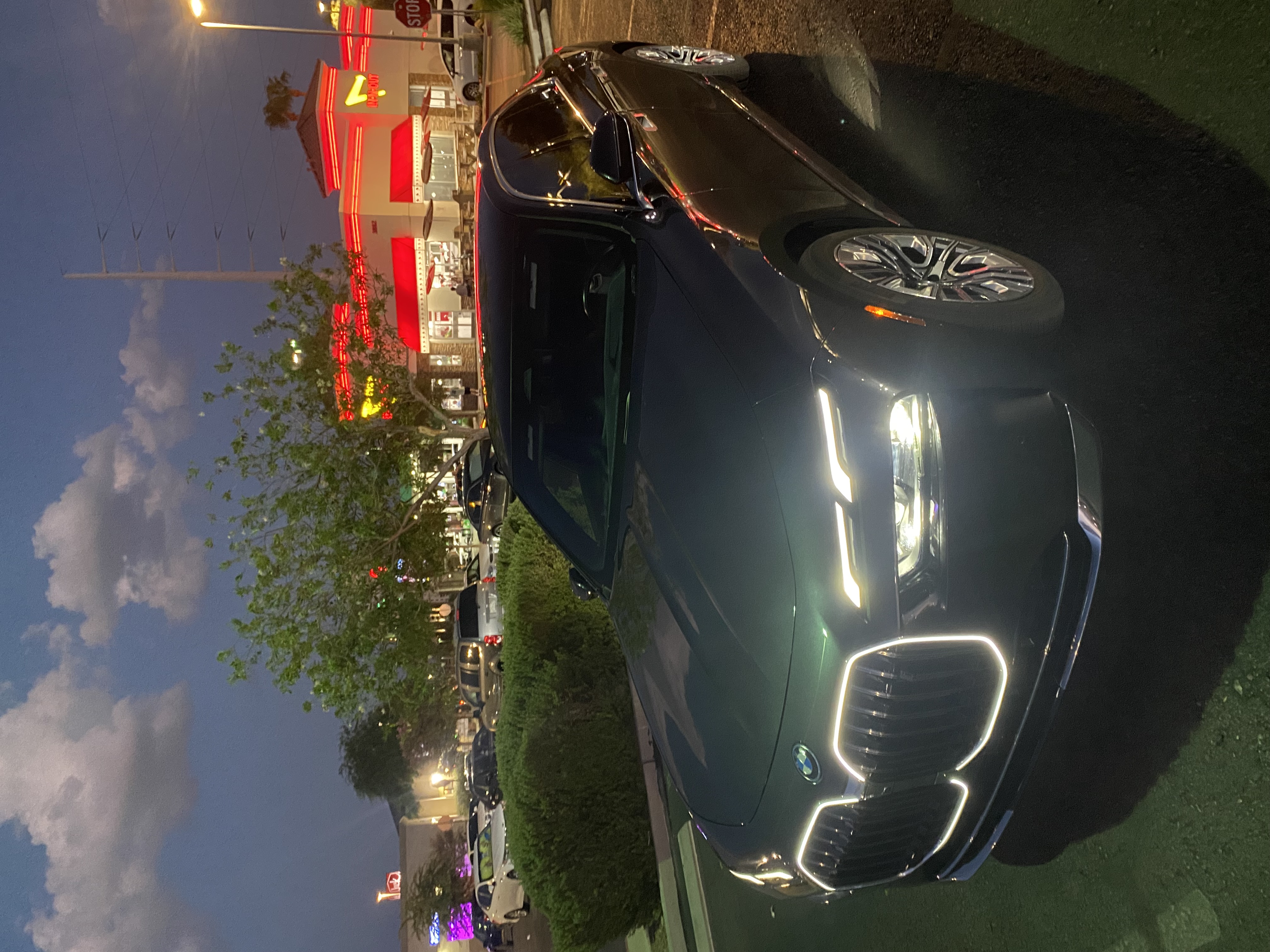 Used 2024 BMW i7 xDrive60 w/ Premium Package AWD/4WD image 4