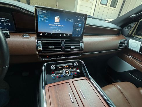 Used 2023 Lincoln Navigator Reserve image 24