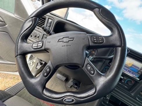 Used 2005 Chevrolet Silverado 2500 LT w/ Heavy-Duty Power Package image 24