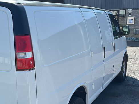 Used 2017 GMC Savana 2500 image 4