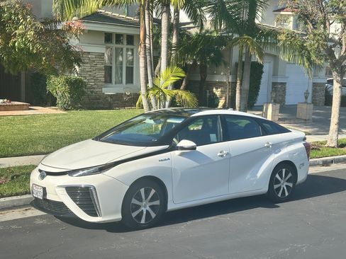 Used 2016 Toyota Mirai image 2