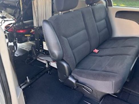 Used 2019 Dodge Grand Caravan SE w/ UConnect Hands-Free Group image 10