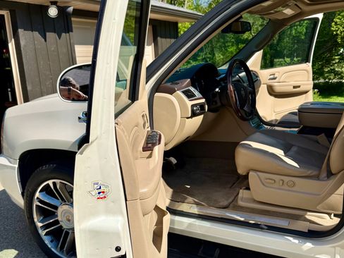 Used 2009 Cadillac Escalade AWD image 15